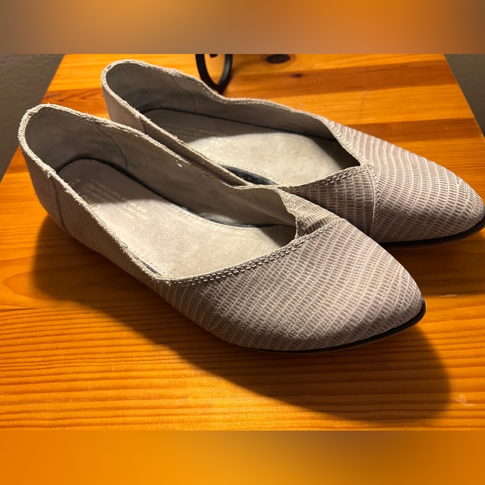 TOMS pointy toe flats - size 8